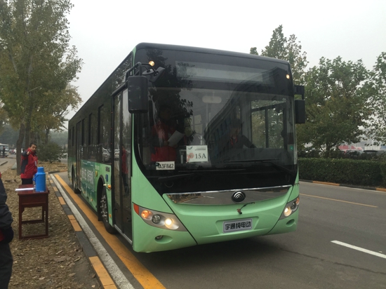 參賽選手駕駛宇通E12純電動(dòng)公交客車進(jìn)行比賽.jpg