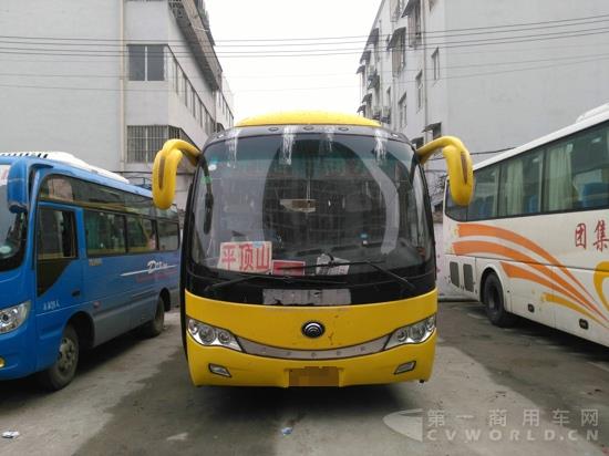 停在站內(nèi)的黃色宇通車.jpg