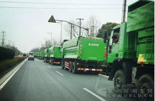 提車回家的路上，高大上的紅巖渣土車吸引了不少人的注意力.png