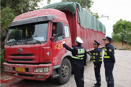 自行稱重檢測設(shè)施正式投入，只要車子開過去，“電子警察”就能及時稱重，辨別駕駛員是否超載改裝。2.png