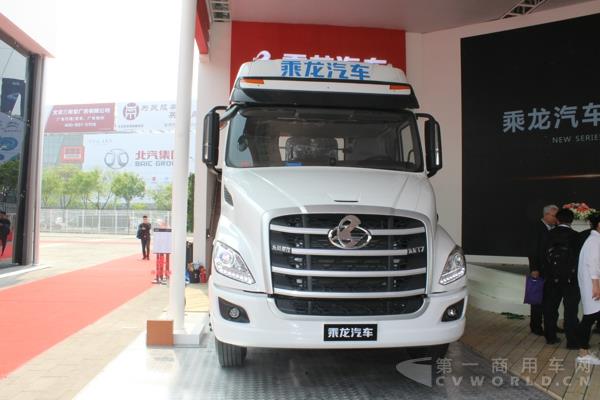 東風(fēng)柳汽6×4長(zhǎng)頭牽引車(chē)（T7-康明斯520） (2).jpg