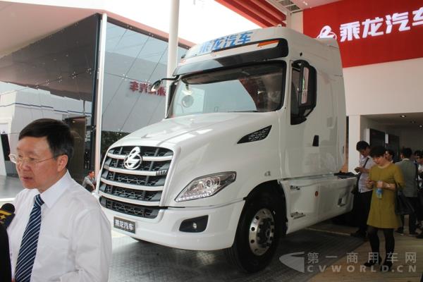 東風(fēng)柳汽6×4長(zhǎng)頭牽引車(chē)（T7-康明斯520） (4).jpg