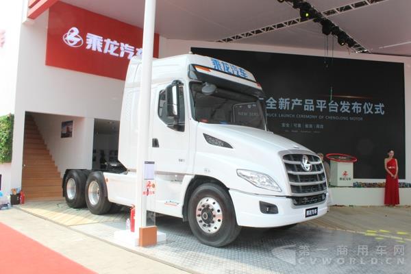 東風(fēng)柳汽6×4長(zhǎng)頭牽引車（T7-康明斯520） (3)_1.jpg