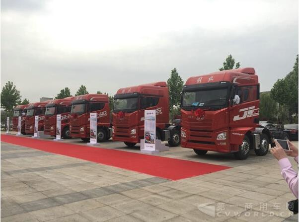 現(xiàn)場(chǎng)展示的一汽解放JH6重卡新車.jpg