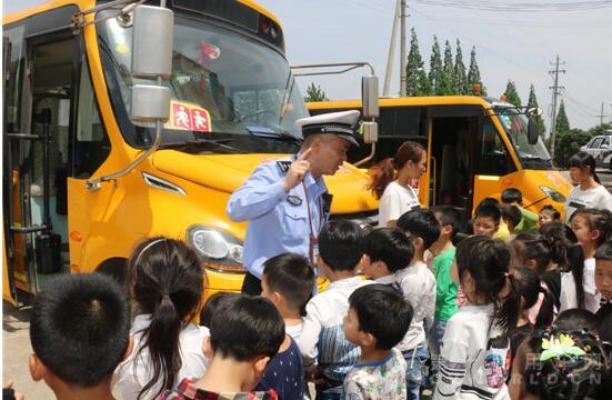 浦城縣公安局交警大隊開展校車安全演練.jpg