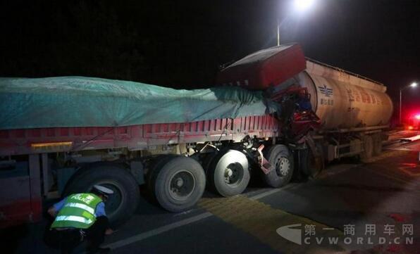 湖北一罐車追尾貨車 車頭被擠平司機(jī)身亡.jpg