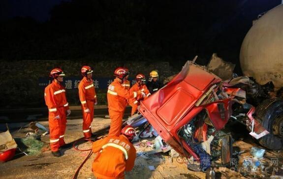 湖北一罐車追尾貨車 車頭被擠平司機(jī)身亡2.jpg