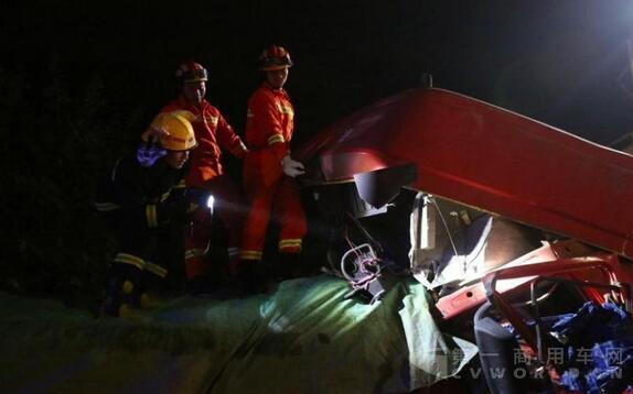 湖北一罐車追尾貨車 車頭被擠平司機(jī)身亡5.jpg