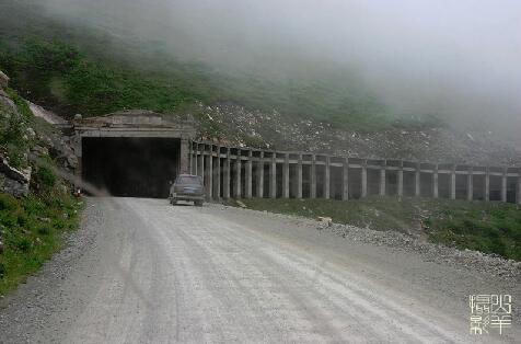 泥石流阻斷新疆天山公路 搶通預(yù)計10天.jpg