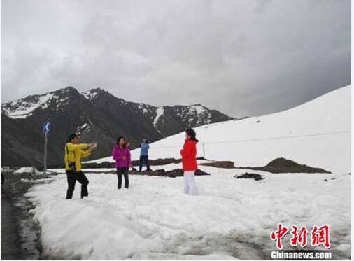 天山公路一路景色美不勝收，且非常涼爽，吸引大量游客來此避暑。.jpg