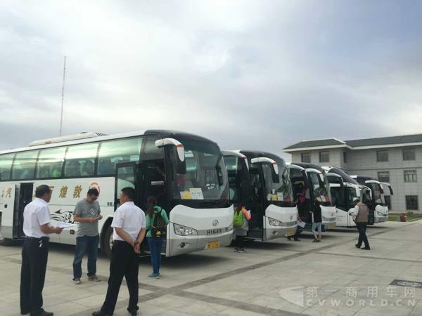 海格旅游車接待游客去莫高窟.jpg