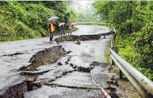 重慶：暴雨致南川境內(nèi)公路中斷（圖）.jpg