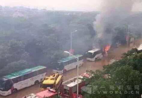 南京持續(xù)暴雨 兩輛電動大巴車水中起火2.jpg