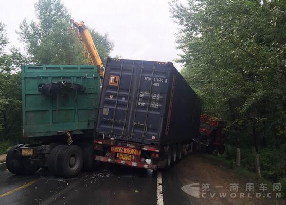 吉林兩大型廂貨車相撞致多人受傷3.jpg