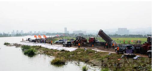 中國(guó)重汽新型渣土車投奔抗洪一線.jpg