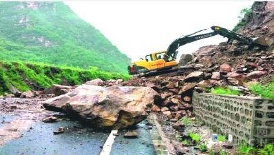 承德：公路坍塌搶修 奮力搶險(xiǎn)恢復(fù)通行.jpg