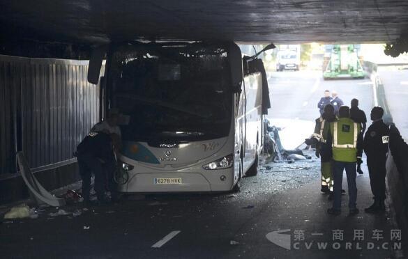 外地大巴車司機沒留意隧道高度，開進去就像被剃了頭4.jpg