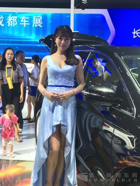 成都車(chē)展美女欣賞.jpg