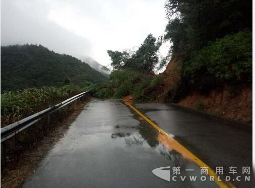 浙江遂昌發(fā)生山體滑坡 應(yīng)急搶險人員正在搶修公路3.jpg