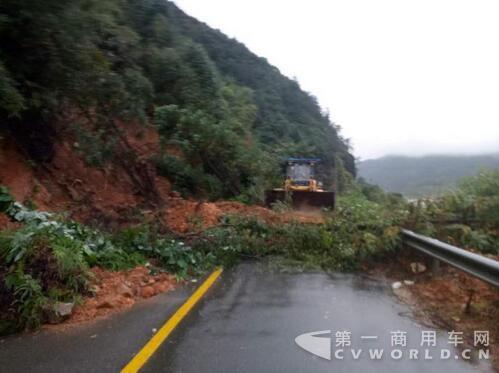 浙江遂昌發(fā)生山體滑坡 應(yīng)急搶險人員正在搶修公路4.jpg