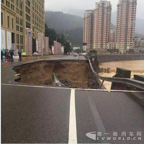 浙江遂昌發(fā)生山體滑坡 應(yīng)急搶險人員正在搶修公路5.jpg