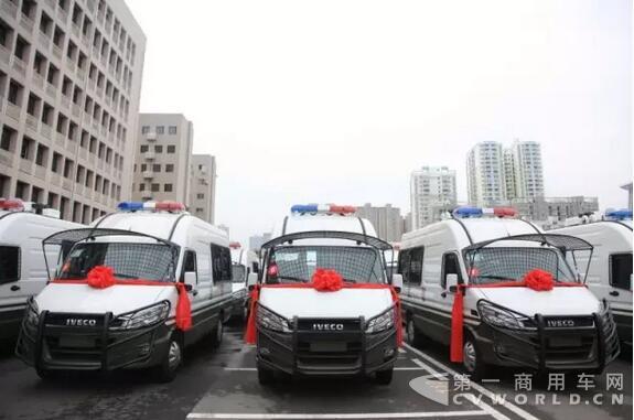 南京依維柯武警湖北省總隊(duì)防暴巡邏車圓滿交付！5.jpg