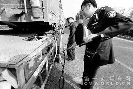 通州區(qū)環(huán)保局工作人員對重型柴油貨車進行尾氣檢測.png