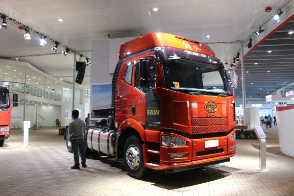 一汽解放展示的460馬力J6P 6×4國(guó)五領(lǐng)航版牽引車 (7).jpg