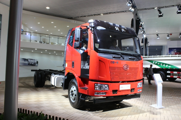 一汽解放展示的J6L4×2國(guó)五載貨車 (1).jpg