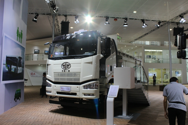 一汽解放展示的J6P 6×4智能渣土車 (5).jpg