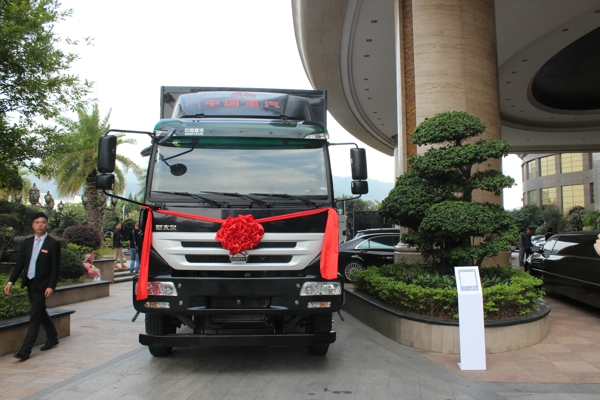 重汽會(huì)場(chǎng)外展示的M5G 4×2國五專用車 (2).jpg