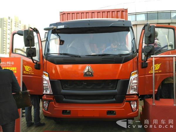 重汽HOWO G5X中卡箱式運輸車，搭載MC05高壓共軌發(fā)動機.jpg