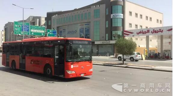 金龍客車在沙特街區(qū)運行.jpg