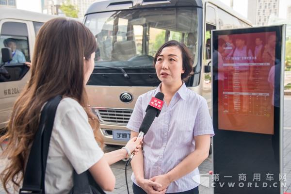 宇通客車市場開發(fā)部副部長楊朝霞接受記者采訪.jpg