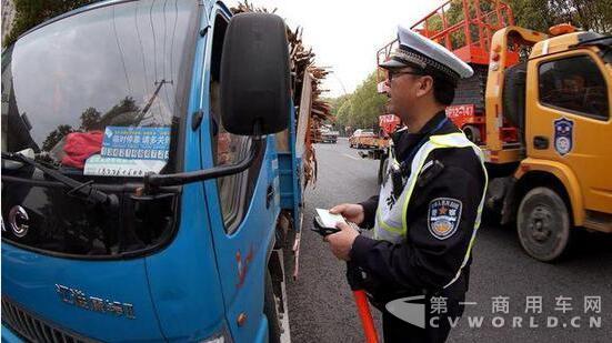 上海嚴查渣土車 12家運輸企業(yè)被處理！.jpg