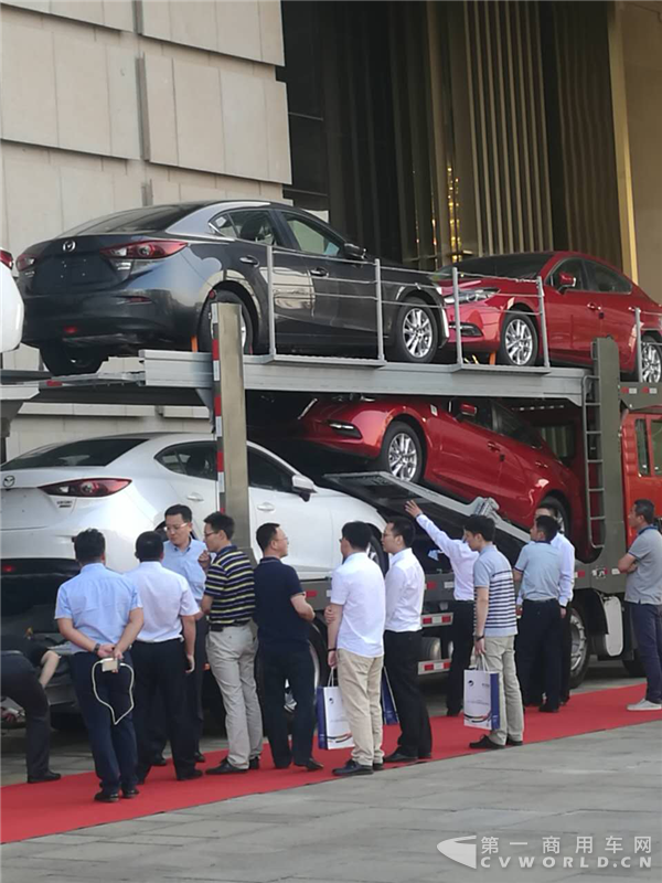 國際領先！長久中置軸車輛運輸車閃耀2017整車物流發(fā)展大會.png