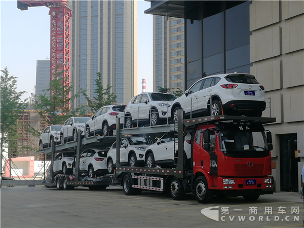 國際領先！長久中置軸車輛運輸車閃耀2017整車物流發(fā)展大會1.png