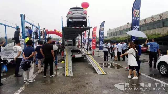 上汽紅巖中置軸轎運(yùn)車柳州簽訂批量訂單！1.jpg