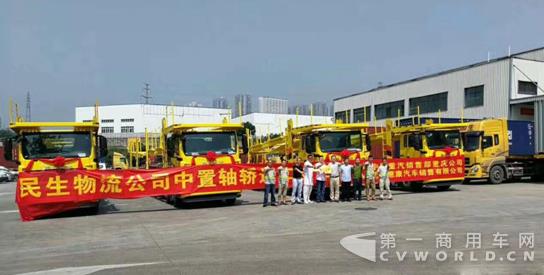 中國重汽重慶區(qū)域首批中置軸轎運車交付民生物流.jpg