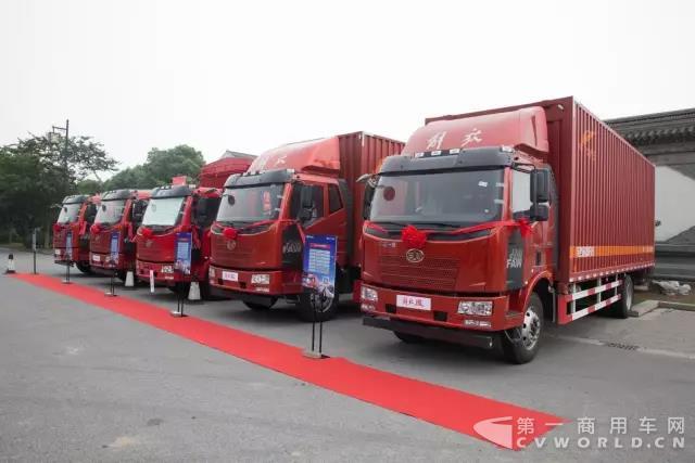 解放J6L 4×2載貨車(chē)熱銷(xiāo)無(wú)錫，中短途物流掙錢(qián)利器！.jpg