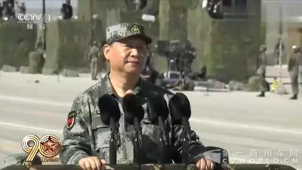 習(xí)近平主席乘坐檢閱車檢閱三軍方陣.jpg