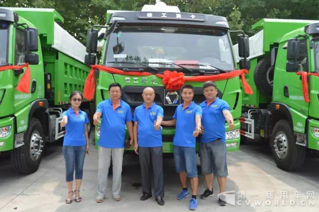 厲害！徐工數(shù)百臺新型城市環(huán)保渣土車陸續(xù)交付！.jpg