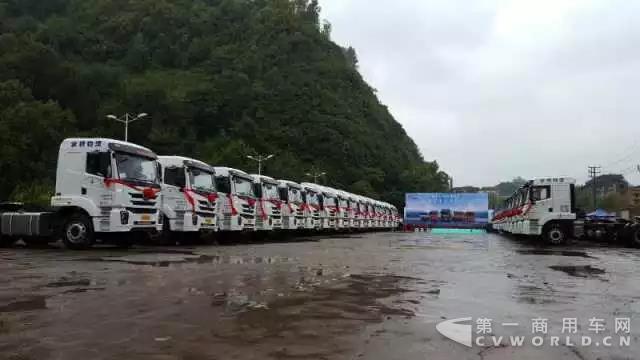 上汽紅巖牽引車貴州批量成功交付1.jpg