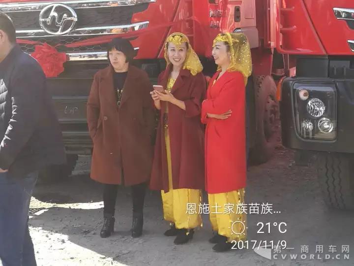 上汽紅巖“工程之王”自卸車批量交付，助力巴張高速公路1.jpg