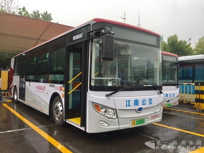 搭載創(chuàng)源動(dòng)力10.5米純電動(dòng)公交車，運(yùn)營在302路上的.jpg