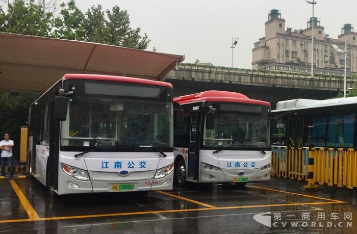 運(yùn)營在302路的南京金龍開沃純電動(dòng)公交車.jpg