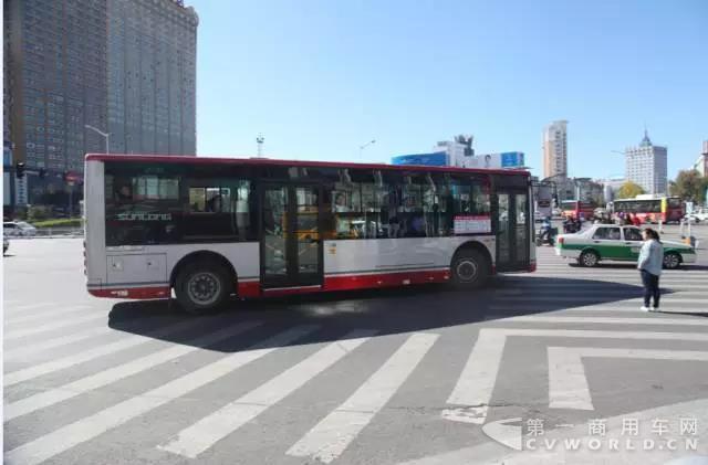 齊齊哈爾街頭運營中的申龍SLK6109純電動客車.jpg