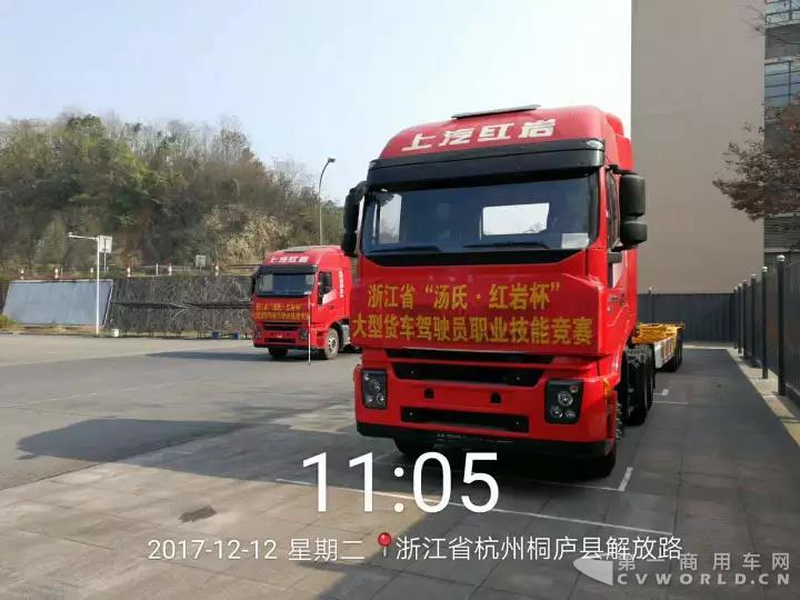 紅巖杰獅車型威武助陣.jpg