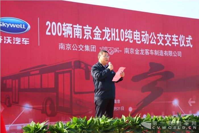 200輛南京金龍純電動公交車率先交付南京公交集團2.jpg