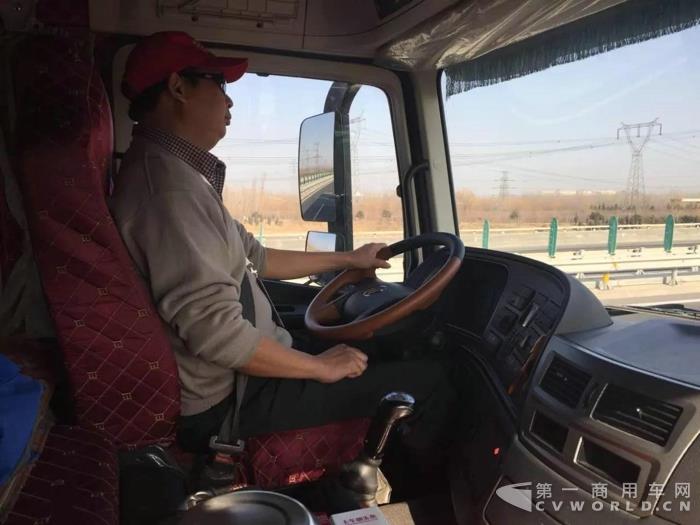 鄭偉成師傅比賽中駕駛歐曼EST超級卡車，雖然比賽很激烈，但他一路上看起來很輕松。.jpg